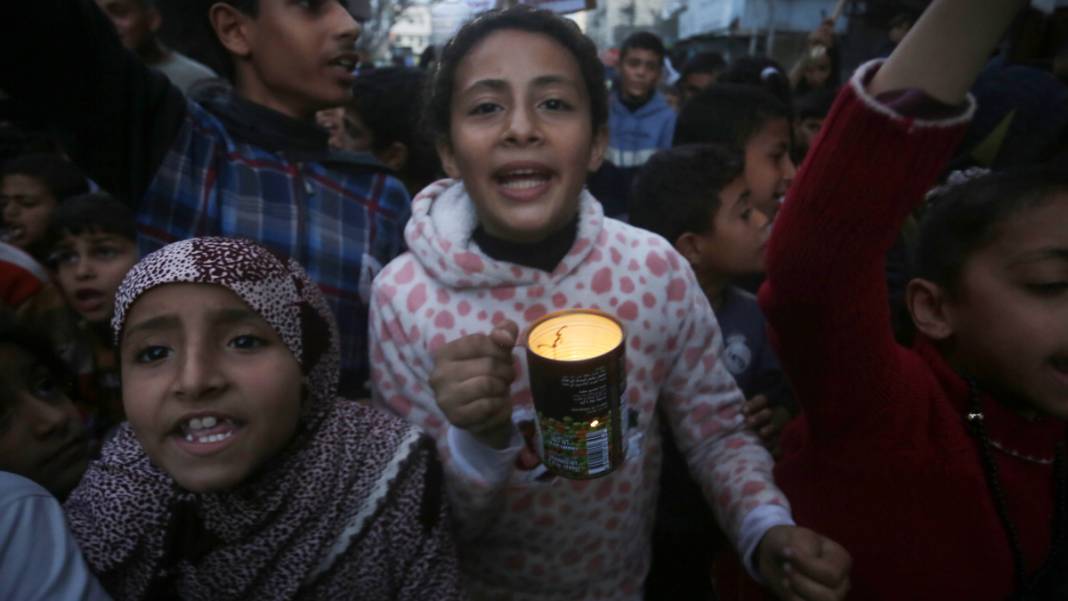 Gazzeli çocuklar 'Özgür Filistin' dövizlerini havalandırdı: Küçük bedenlerden büyük sesler! 1